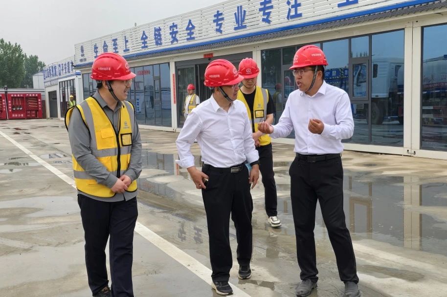 公司黨委書記、董事長高學(xué)武到啟動區(qū)項目檢查指導(dǎo)工作.jpg